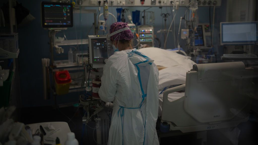 Bajan de 200 los muertos diarios por coronavirus en España Bajan de 200 los muertos diarios por coronavirus en España