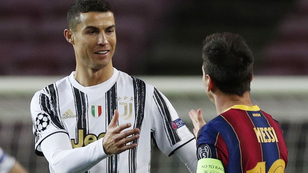 Messi y Cristiano se saludan antes de empezar.