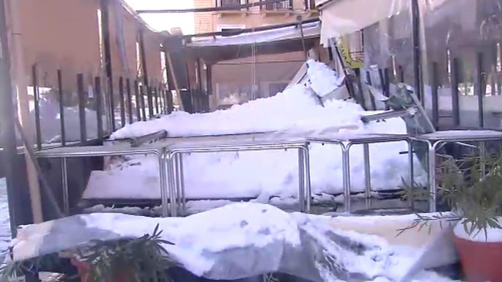 La acumulación de nieve destroza la terraza de un restaurante en Jaca