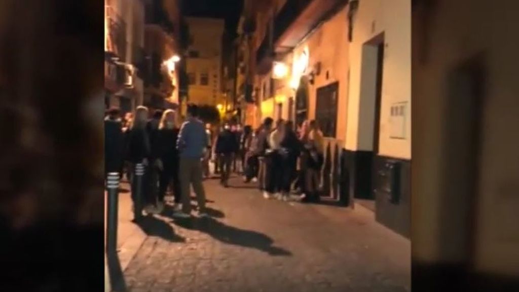 Vecinos de Sevilla se quejan de que la policía no corta los botellones