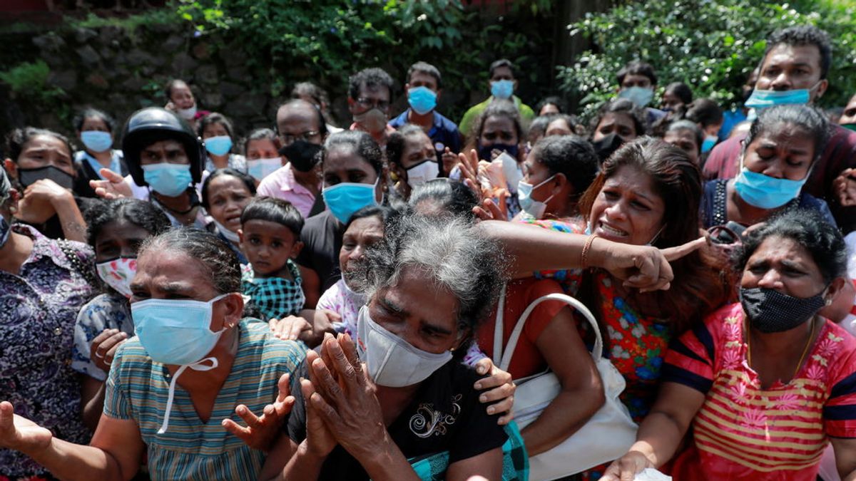 Miles de personas acuden a un templo en Sri Lanka para hacerse con un brebaje 'poderoso' que cura el covid