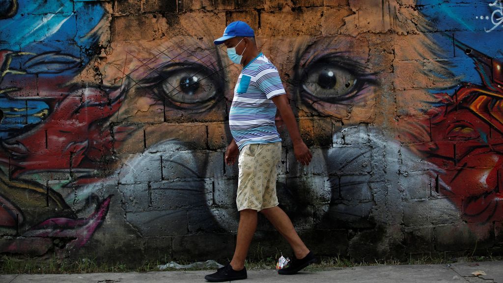 Hombre pasea con mascarilla