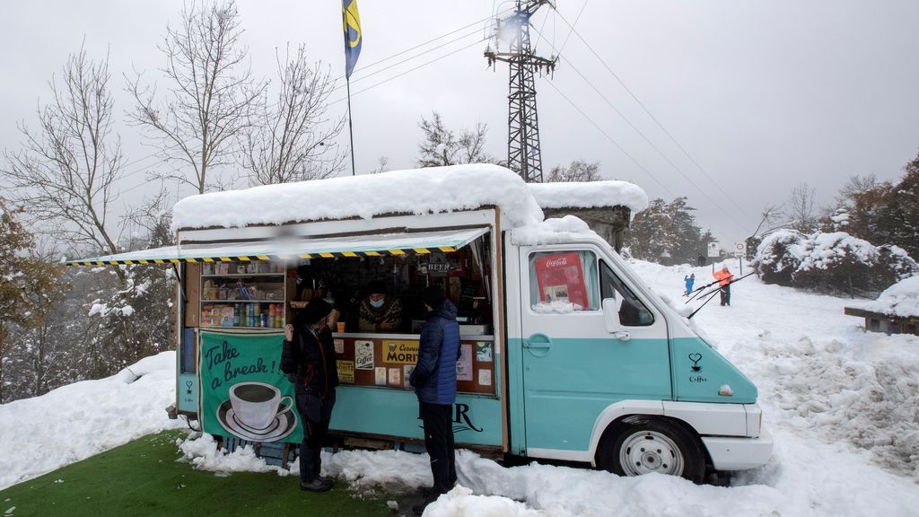 La nieve complica el tráfico en 300 kilómetros de vías del norte La nieve complica el tráfico en 300 kilómetros de vías del norte
