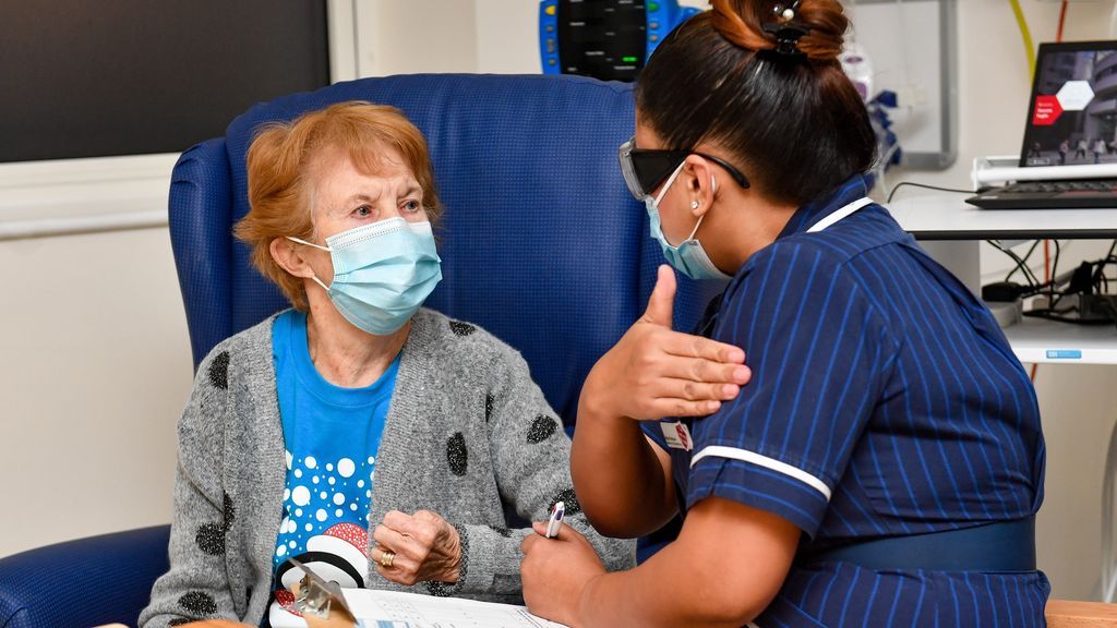 Una mujer de 90 años de Reino Unido, primera persona en recibir la vacuna de Pfizer en el mundo