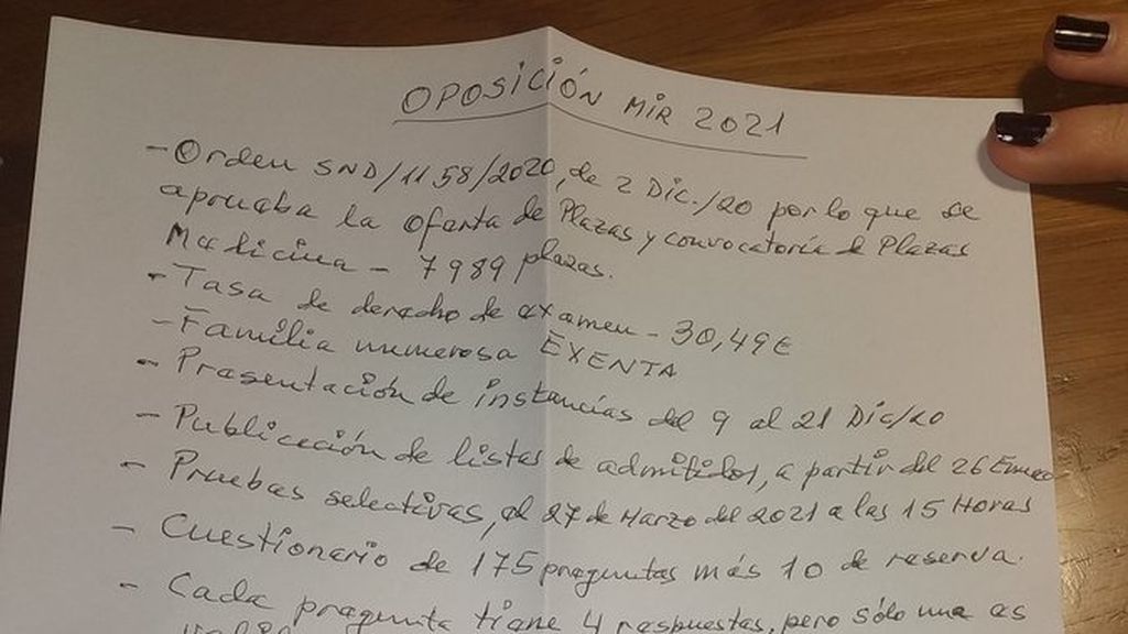 A por la oposición: la emotiva ayuda que un abuelo de 86 da a su nieta con la preparación al MIR