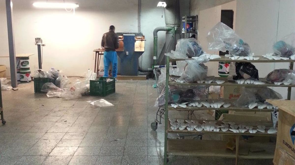 Salud Pública alerta del foco de contagio que suponen los talleres clandestinos de calzado en Alicante: “Son un riesgo para la situación sanitaria” Salud Pública alerta del foco de contagio que suponen los talleres clandestinos de calzado en Alicante: “Son un riesgo para la situación sanitaria”