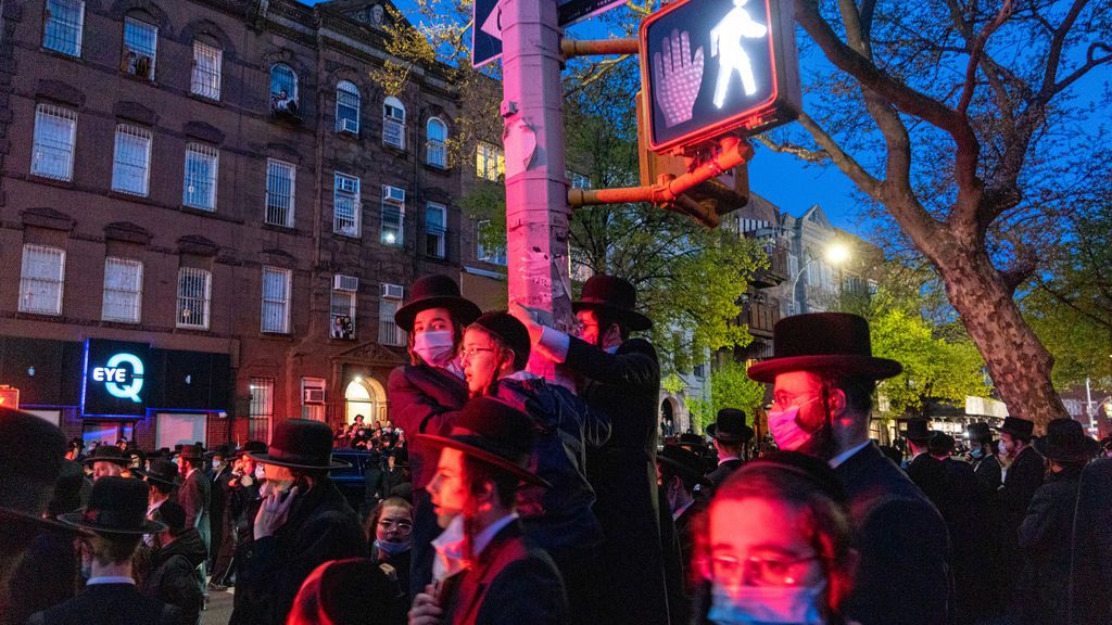 Nueva York amenaza con cerrar una sinagoga ultraortodoxa tras un funeral multitudinario Nueva York amenaza con cerrar una sinagoga ultraortodoxa tras un funeral multitudinario