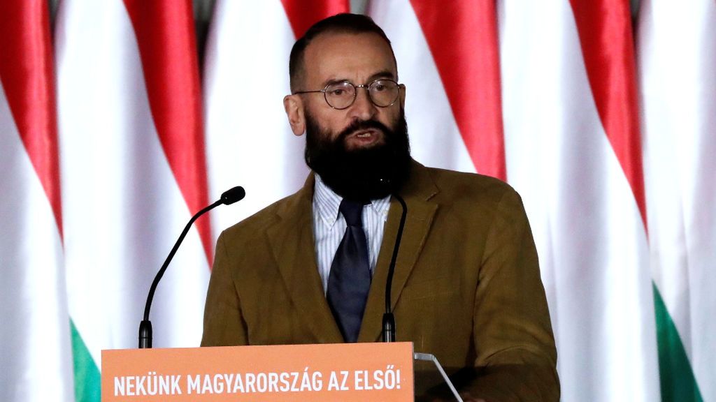 La placa conmemorativa al eurodiputado que huyó de la orgía: "La carrera de József Szájer termina aquí" La placa conmemorativa al eurodiputado que huyó de la orgía: "La carrera de József Szájer termina aquí"