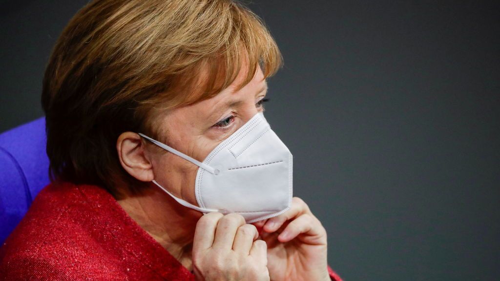 Merkel, al borde de las lágrimas, implora a los alemanes que se queden en casa estas navidades Merkel, al borde de las lágrimas, implora a los alemanes que se queden en casa estas navidades