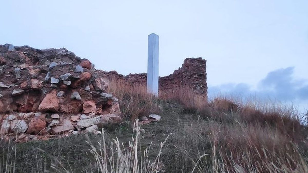 El misterio llega a España: aparece un nuevo monolito metálico en Segovia