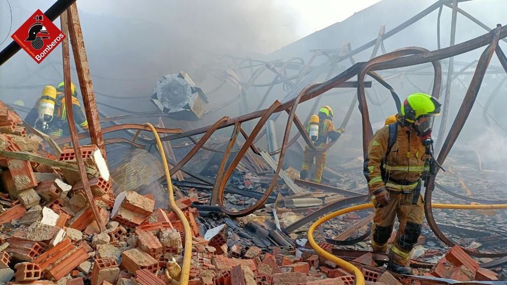 Se incendia la fábrica de turrones La Jijonenca a las puertas de la Navidad Se incendia la fábrica de turrones La Jijonenca a las puertas de la Navidad