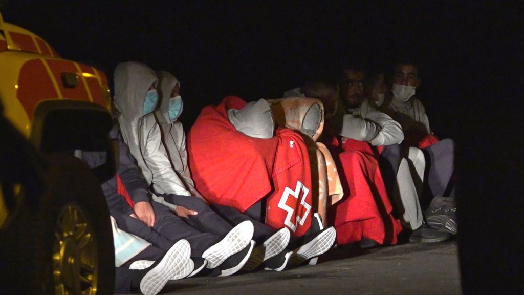 Andalucía acusa a Sánchez de "desleal" y de "incumplir la movilidad" con la llegada de inmigrantes Andalucía acusa a Sánchez de "desleal" y de "incumplir la movilidad" con la llegada de inmigrantes