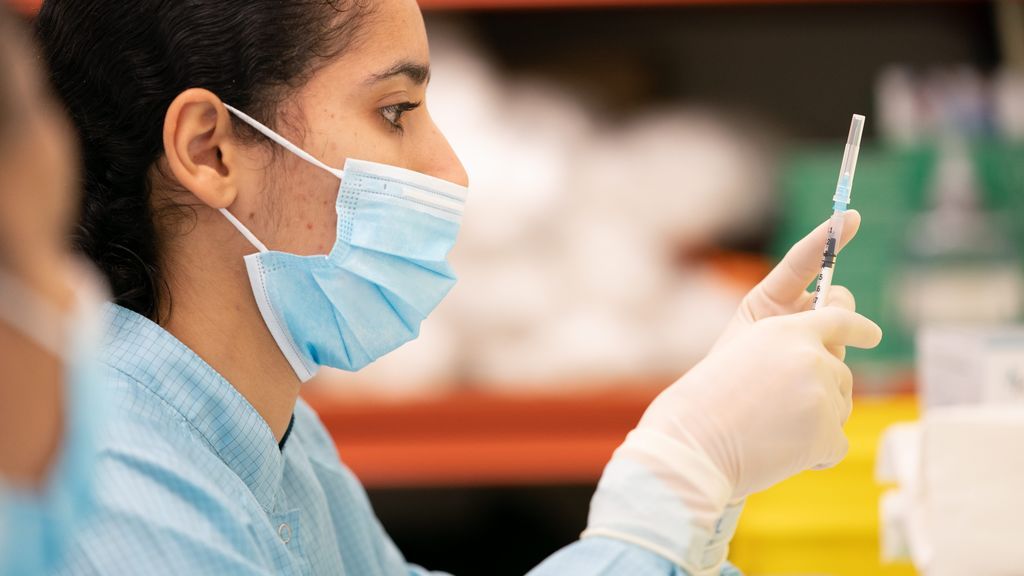Sanidad apunta a Pfizer por los retrasos de suministro de vacunas que denuncia Madrid Sanidad apunta a Pfizer por los retrasos de suministro de vacunas que denuncia Madrid