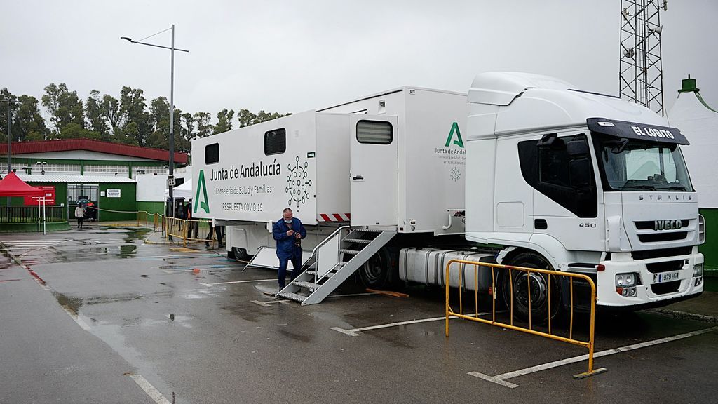 El camión-laboratorio de la Junta de Andalucía en Barbate