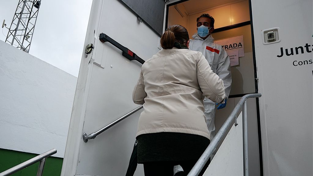 Pepi entrando en el camión para hacerse el test de antígenos