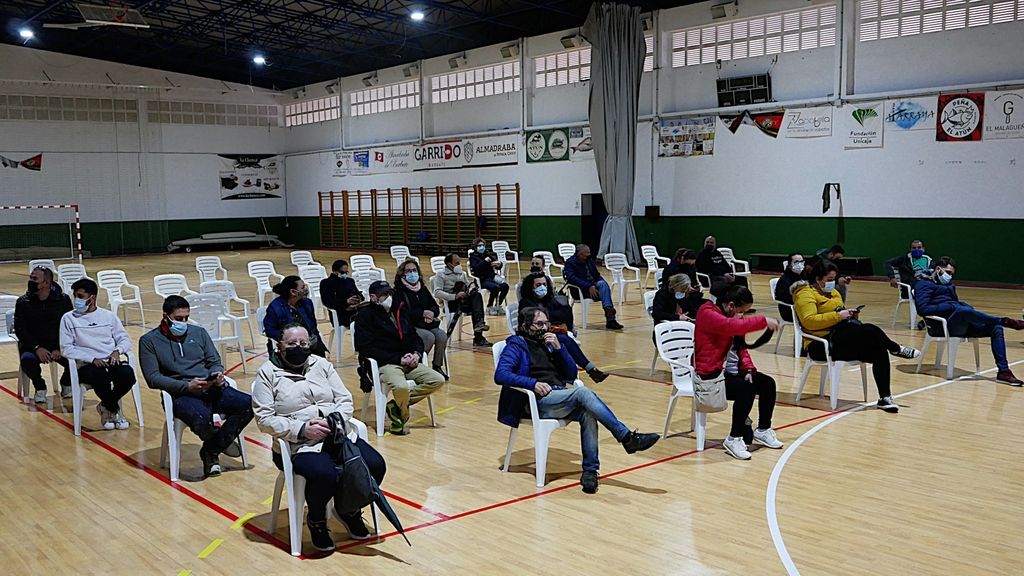 Ciudadanos de Barbate esperando para hacerse un test de antígenos