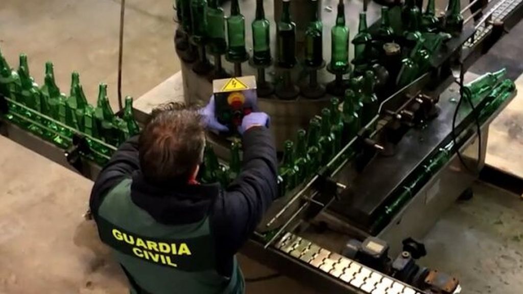Desmantelada una de las mayores redes de elaboración y distribución ilegal de “whisky de garrafón” Desmantelada una de las mayores redes de elaboración y distribución ilegal de “whisky de garrafón”