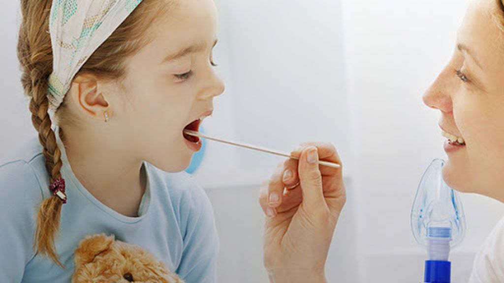 Un niño con laringitis aguda presentará una tos ronca y dificultad para respirar.