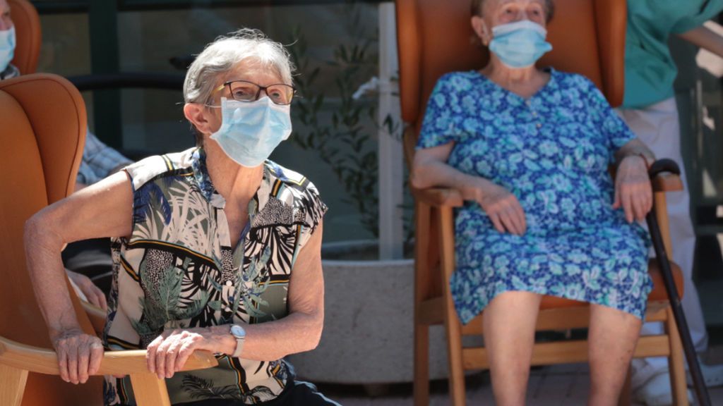 Madrid permitirá que los mayores sin anticuerpos salgan de las residencias en Navidad Madrid permitirá que los mayores sin anticuerpos salgan de las residencias en Navidad
