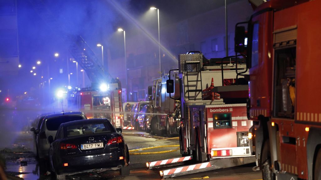 Una veintena de dotaciones de los Bomberos de la Generalitat durante la extinción del incendio