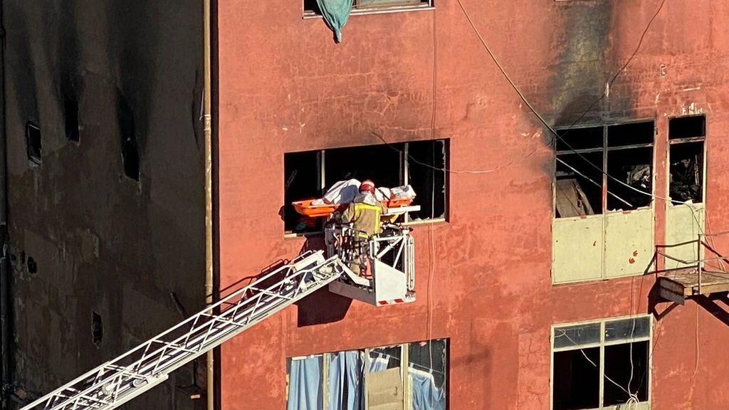 Encontrada una tercera víctima mortal en el incendio de la nave ocupada de Badalona Encontrada una tercera víctima mortal en el incendio de la nave ocupada de Badalona