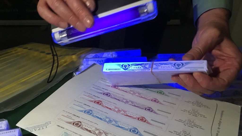 Prencintas fiscales falsificadas que utilizaba la red criminal.