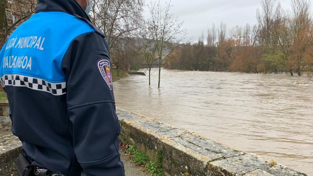 Un polícia vigilando el caudal del río Arga