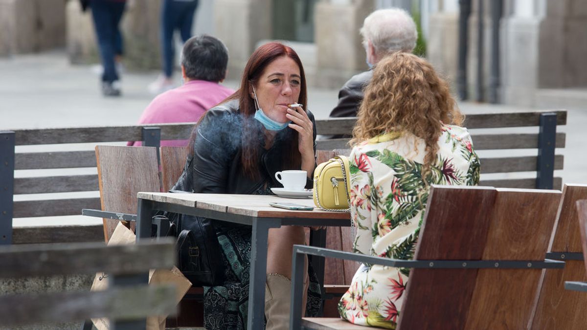 Fumar en la calle, la norma del covid que casi todos los fumadores incumplen Fumar en la calle, la norma del covid que casi todos los fumadores incumplen
