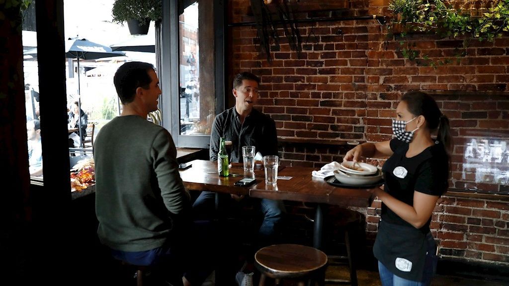 Nueva York vuelve a prohibir el consumo en interiores de bares y restaurantes ante el aumento de contagios Nueva York vuelve a prohibir el consumo en interiores de bares y restaurantes ante el aumento de contagios