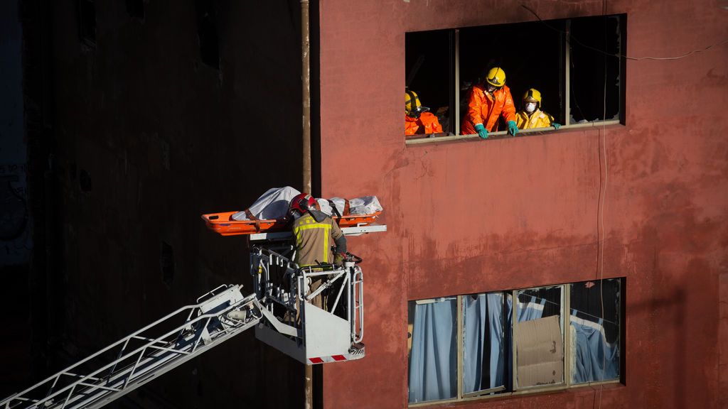 El incendio de la nave de Badalona, la tragedia que nadie supo o quiso evitar El incendio de la nave de Badalona, la tragedia que nadie supo o quiso evitar