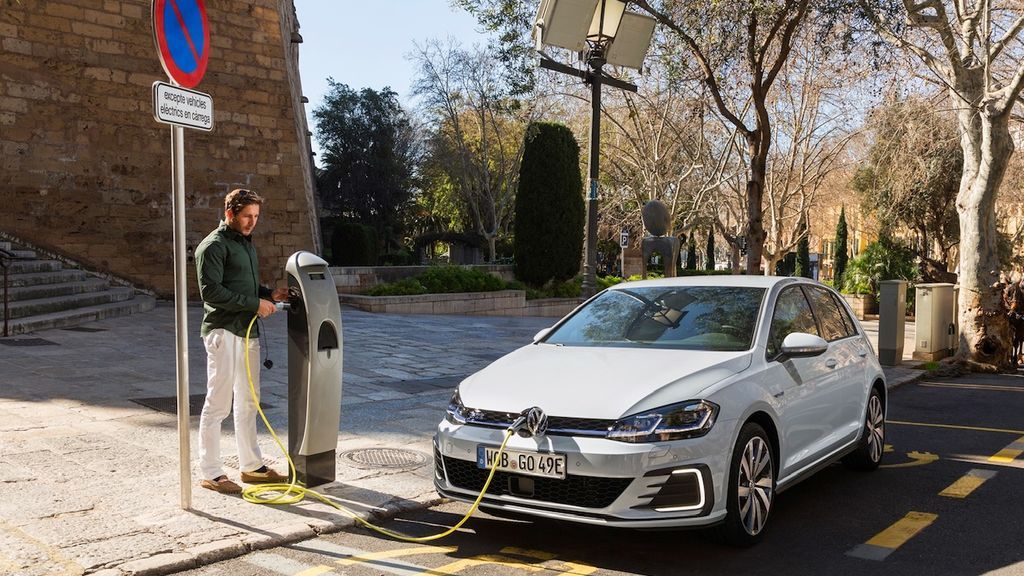 ENCHUFABLES VW GOLF GTE cargando