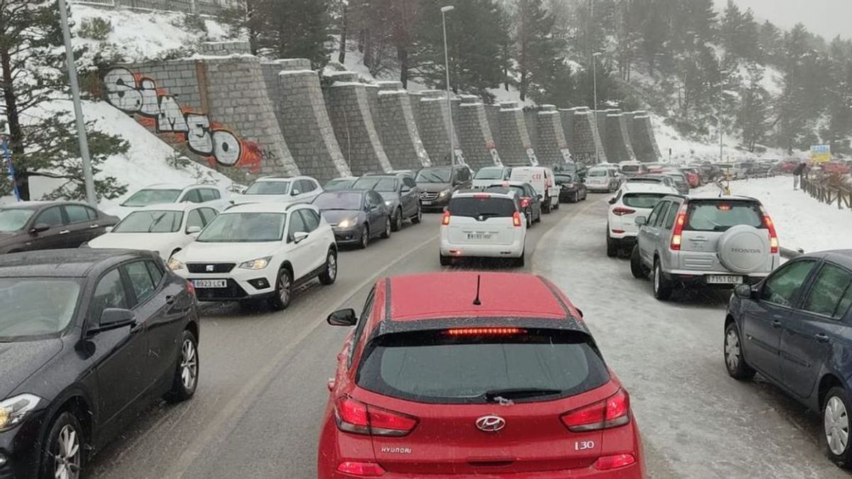 Tráfico corta el acceso al Puerto de Navacerrada desde Madrid este fin de semana para evitar nuevas aglomeraciones Tráfico corta el acceso al Puerto de Navacerrada desde Madrid este fin de semana para evitar nuevas aglomeraciones