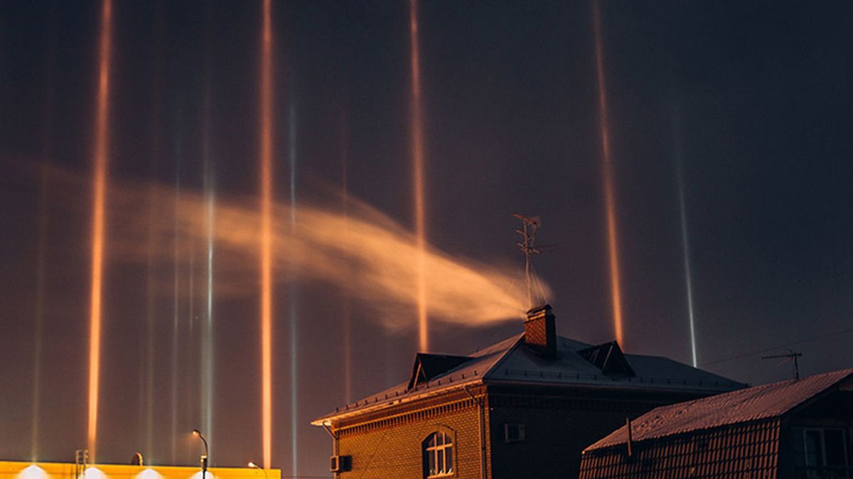 Espadas láser naturales: el raro fenómeno de luces que ha iluminado a medianoche el cielo de Siberia