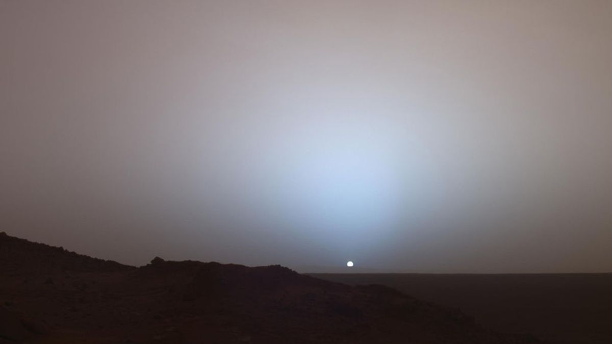 ¿Por qué las puestas de sol son rojizas en la Tierra y azules en Marte?
