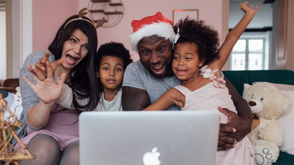 Familia haciendo videollamada