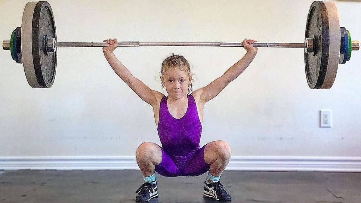 Una niña de 7 años se convierte en la más fuerte del mundo al levantar 80 kilos de peso Una niña de 7 años se convierte en la más fuerte del mundo al levantar 80 kilos de peso