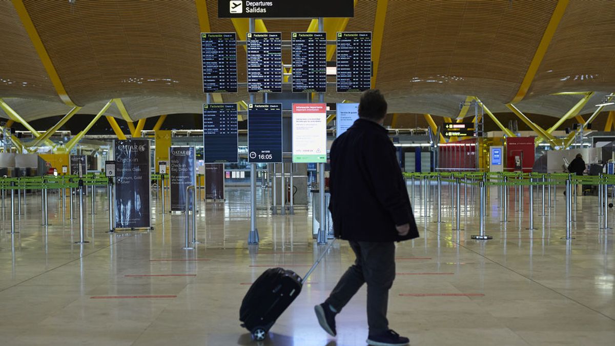 Viajero en T4 Aeropuerto Madrid Barajas Viajero en T4 Aeropuerto Madrid Barajas