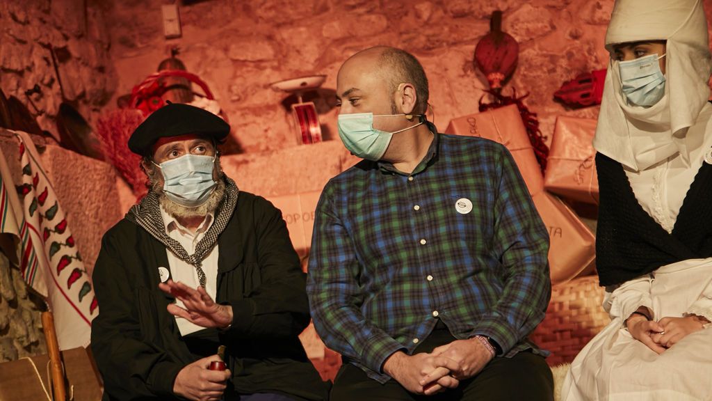 El Olentzero regaña "con un tirón de orejas" a los niños de Leioa que no le escriben en euskera El Olentzero regaña "con un tirón de orejas" a los niños de Leioa que no le escriben en euskera