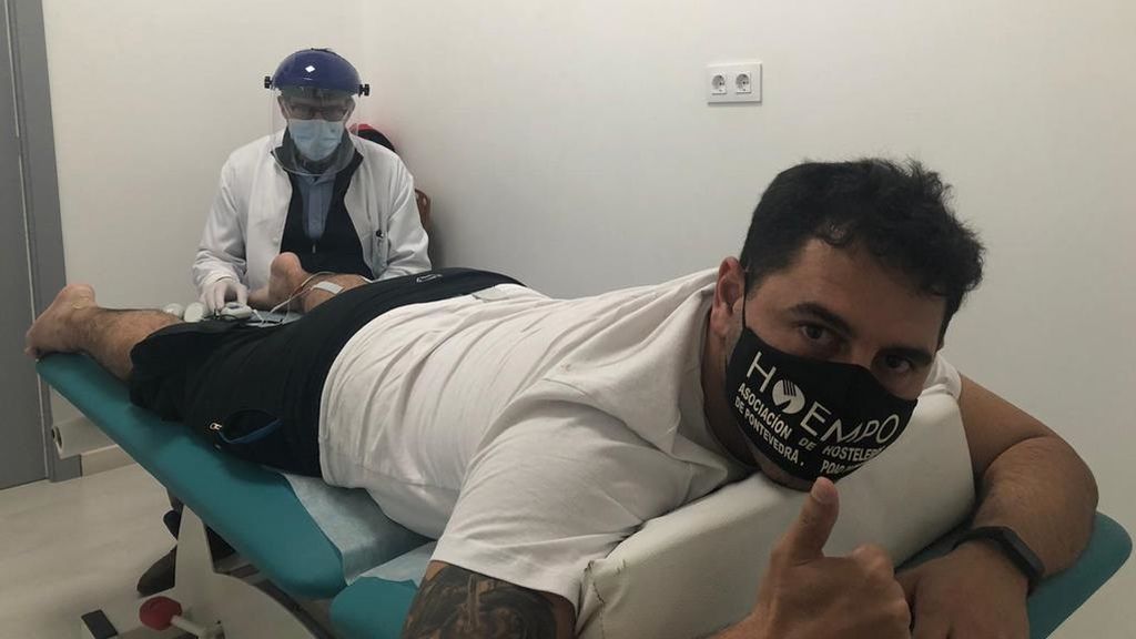 Sesión de fisioterapia tras diez horas de caminata