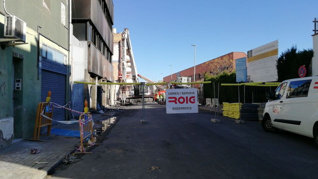 Comienza la demolición de la nave de Badalona ante las protestas de la propiedad Comienza la demolición de la nave de Badalona ante las protestas de la propiedad