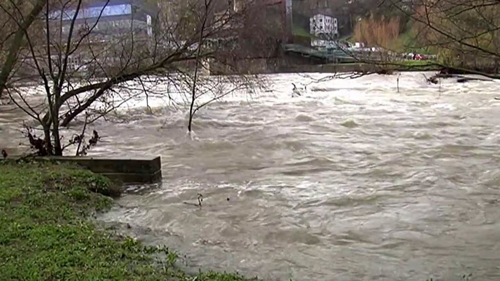 Fuertes inundaciones en Galicia: comienzan los trabajos de limpieza de las zonas afectadas por el desbordamiento del río Tea