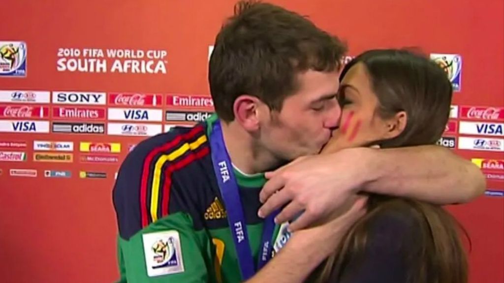 Iker Casillas y Sara Carbonero recuerdan el beso del Mundial en 'Colgar las alas': "Me da vergüenza"