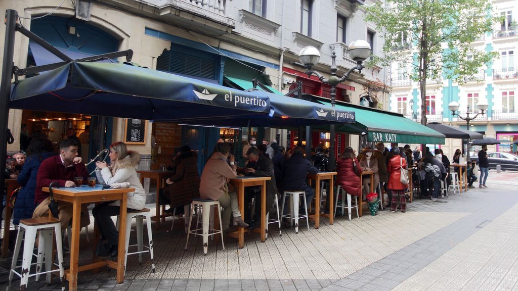 Hosteleros vascos reabren los bares entre la ilusión, los nervios y muchas medidas de prevención