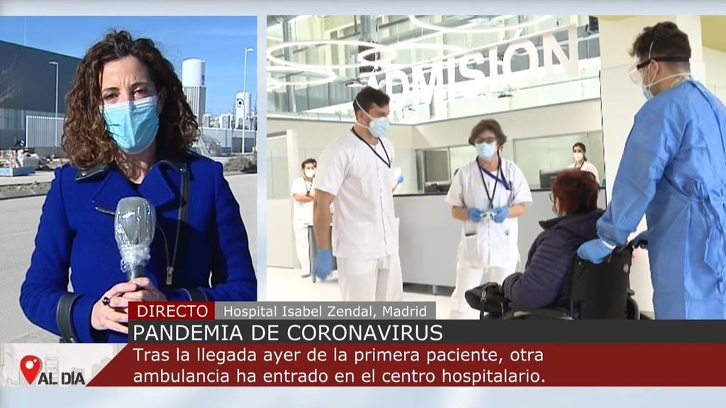 Una ambulancia entra en el Hospital Isabel Zendal tras la llegada de su primer paciente