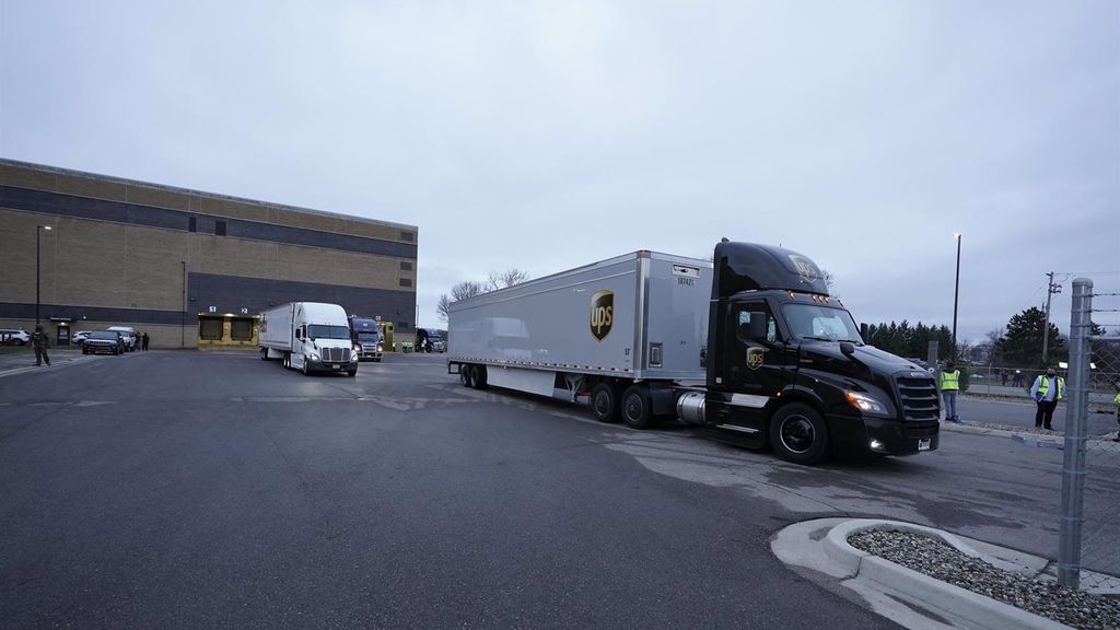 El primer cargamento de la vacuna de Pfizer saliendo de la fábrica de la farmacéutica en Portage, Míchigan