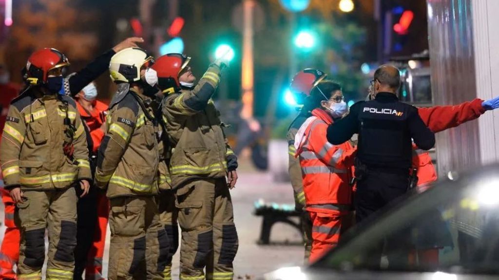 Bomberos, Policía Nacional y servicios de emergencia debajo de la casa del exguardia civil atrincherado en Valladolid