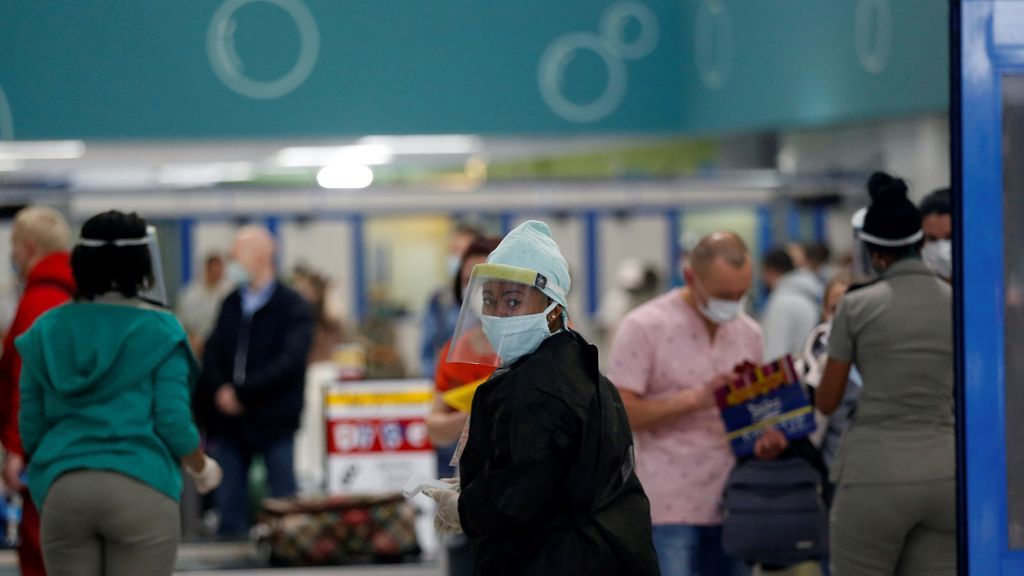 Mujer vistiendo con máscara para protegerse del covid