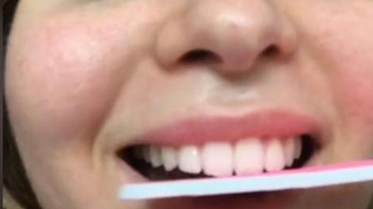 El último y disparatado reto viral en TikTok: lijar los dientes con una lima de uñas