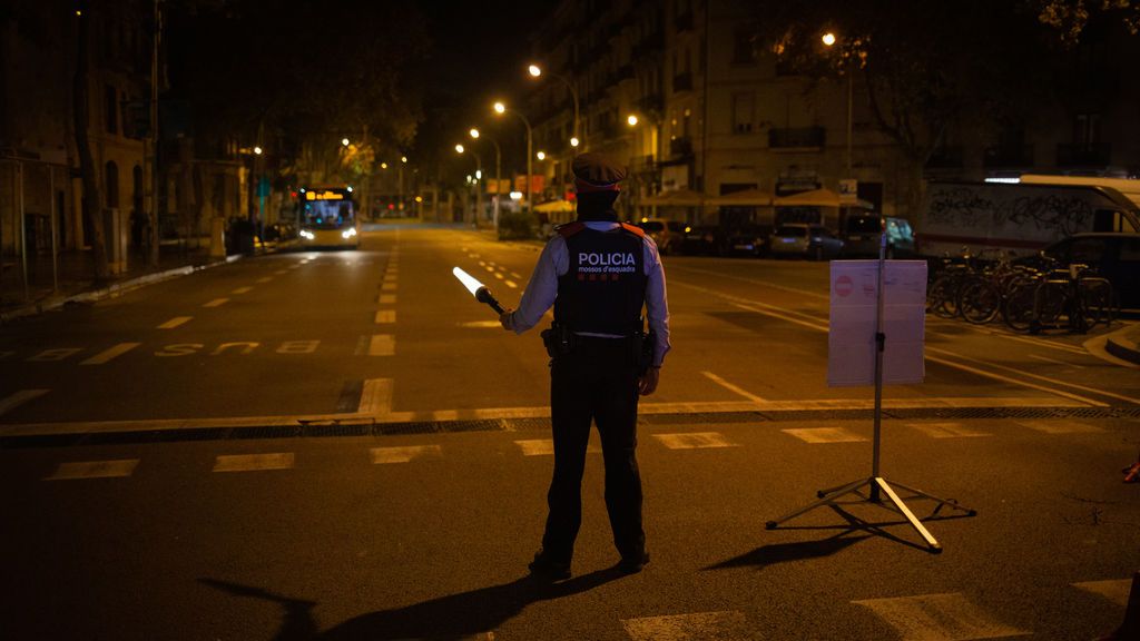 Tres policías nacionales se saltan el toque de queda y conducen ebrios por Barcelona Tres policías nacionales se saltan el toque de queda y conducen ebrios por Barcelona