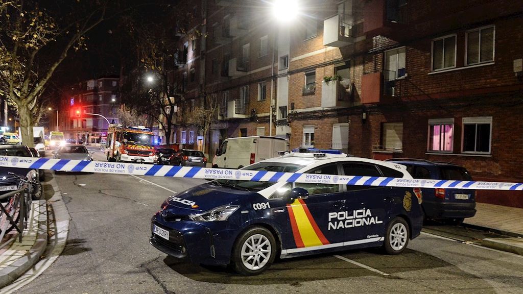 La Policía Nacional mantiene un retén en el domicilio del ex guardia civil atrincherado en Valladolid La Policía Nacional mantiene un retén en el domicilio del ex guardia civil atrincherado en Valladolid